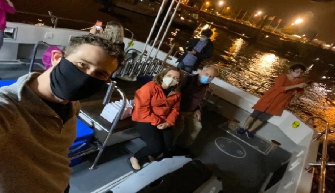 Grup musik The Dunedin Consort menyewa perahu nelayan agar bisa segera keluar dari Prancis dan pulang ke Inggris. (foto: The Sun)