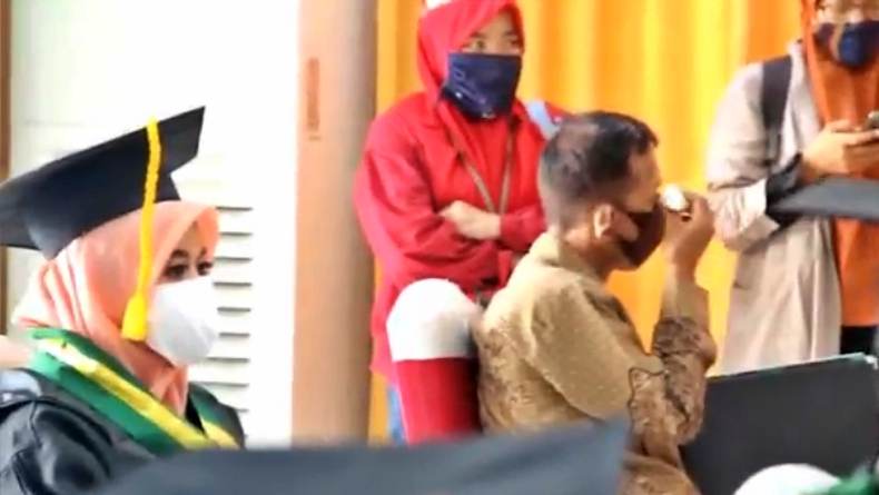 Wisuda-1 Muhammad Arif Bochari menangis saat mewakili proses wisuda anaknya Andi Musdakifa Arif, yang meninggal karena kecelakaan(Yoel Yusvin/iNews)