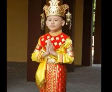 Cerita Nizam Siswa Sd Tarakan Yang Jadi Model Baju Adat Suku Tidung Di Uang Rp75 000 Bagian 1