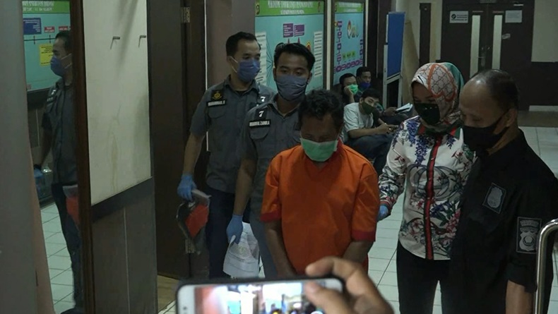 Dosen dipecat mesum Reginaldus Kristoforus alias RK (43), dosen yang melakukan sodomi terhadap anak jalanan (Guntur/iNews)