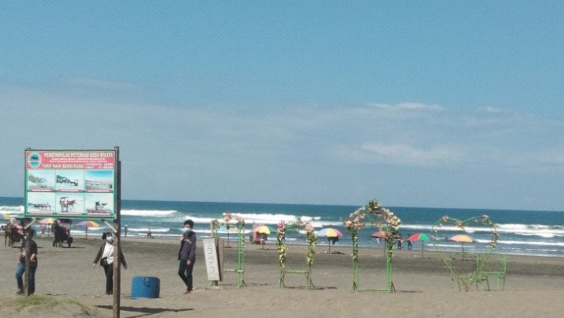 Pantai Parangtritis Bantul ramai dikunjungi wisatawan. (Foto: Antara).