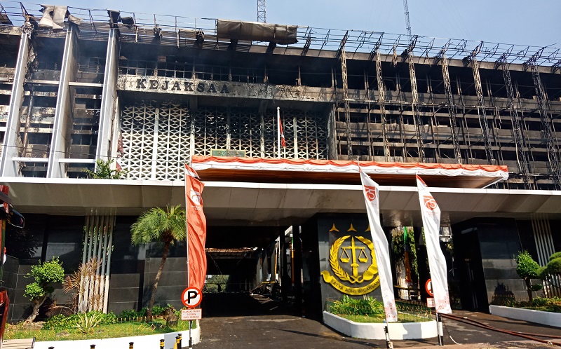 Gedung Kejagung di Kebayoran Baru, Jaksel nampak hangus usai kebakaran hebat pada Minggu (23/8/2020). (Foto: Okezone/Muhammad Rizky)