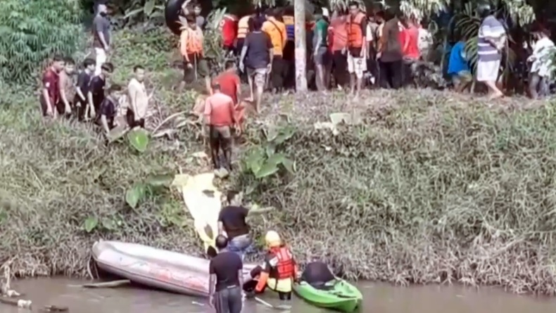 Tim gabungan mengevakuasi korban tenggelam (Budi Sunandar/iNews)