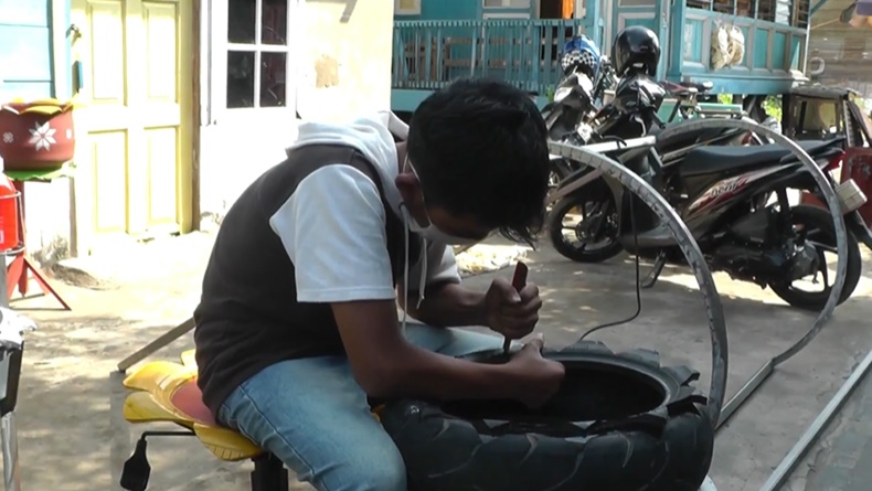 Proses pembuatan wastafel dari ban bekas yang dibuat oleh pemuda di Palembang (Bambang Irawan/iNews)