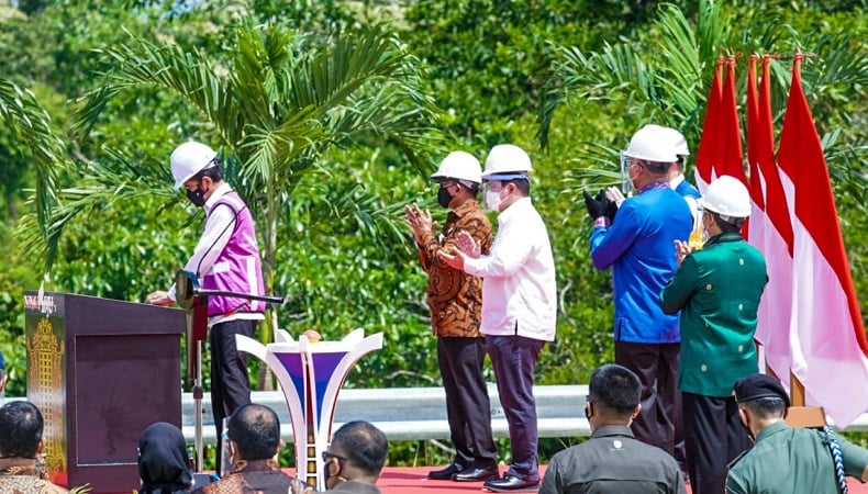 Menteri BUMN Erick Thohir mendampingi Presiden2 Menteri BUMN Erick Thohir ikut mendampingi Presiden Jokowi meresmikan JTTS ruas Sigli-Banda Aceh seksi 4 di Banda Aceh, Aceh, Selasa (25/8/2020). (Foto: Istimewa)
