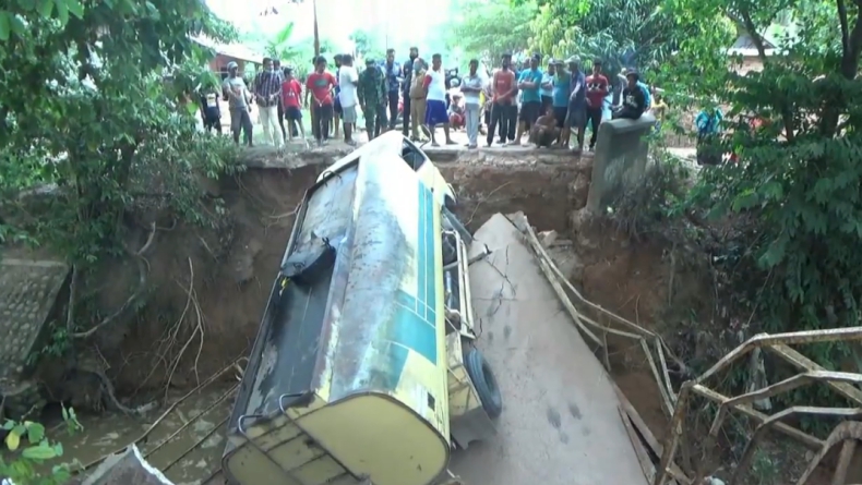 Jembatan ambruk-1 Jembatan ambruk di Kecamatan Sukarami, Palembang, Sumsel (Firdaus/iNews)