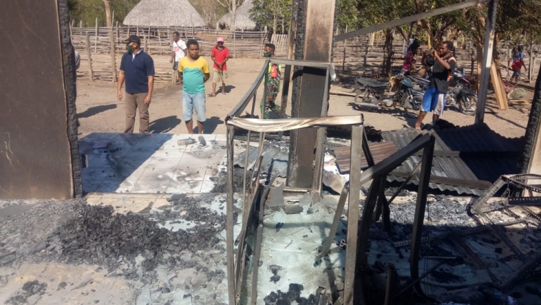 Kebakaran Kebakaran diduga akibat puntung rokok di NTT (Sefnat Besie/iNews)