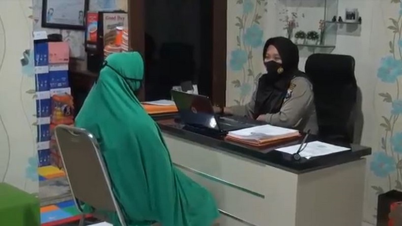 Pelaku yang memukuli anak kandung Pelaku yang memukuli anak kandung diperiksa di Mapolres Malang, Jatim, Rabu (2/9/2020). (Foto: iNews/Saif Hajarani)