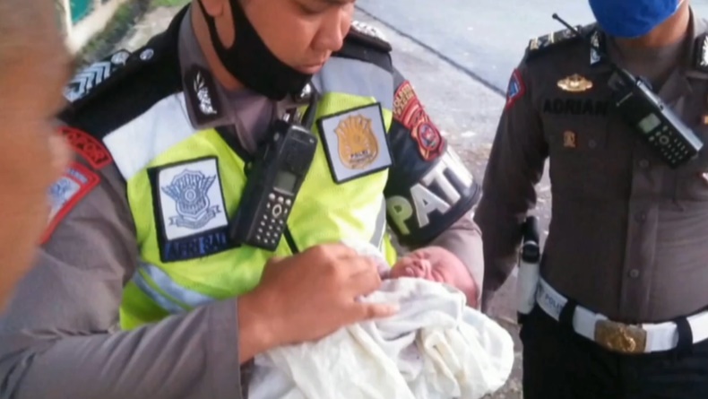 Bayi-1 Bayi nahas itu ditemukan dalam kondisi lemas dan kedinginan oleh anggota Satlantas Polresta Padang (Budi Sunandar/iNews)