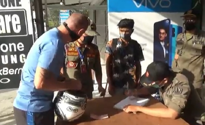 2 - razia masker turis di Bali Sejumlah warga negara asing terjaring razia masker dan membayar denda Rp100.000 (iNews.id/Bagus Alit)