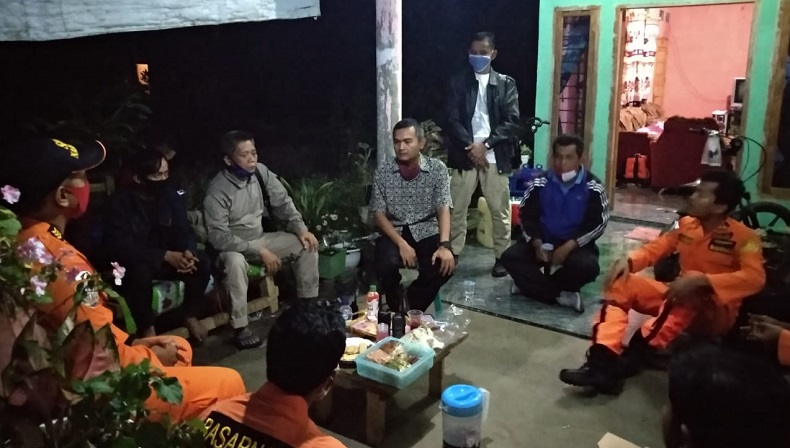 Tim SAR Gabungan bersiap-siap melakukan pencarian Tim SAR Gabungan bersiap-siap melakukan pencarian korban Hermansyah di kawasan air terjun Rimba Mambang Desa Dalil, Kecamatan Bakam Kabupaten Bangka, Provinsi Bangka Belitung. (Foto: iNews/Endang Kurniawan)