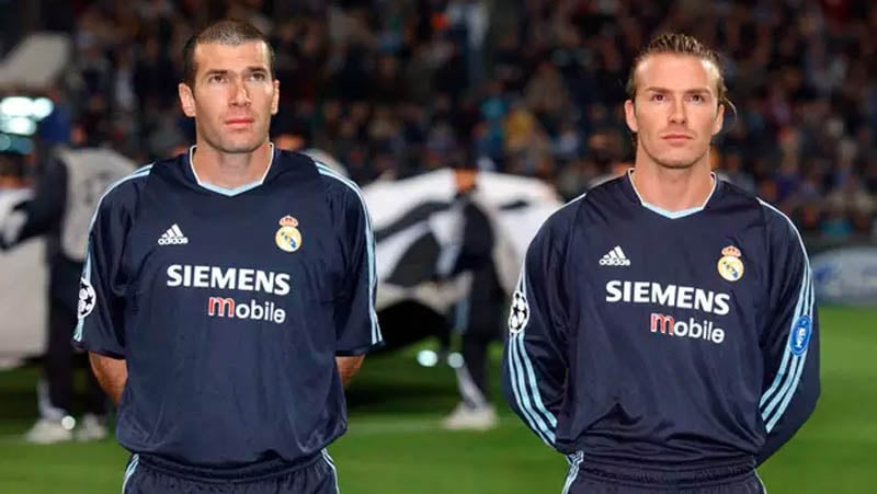 David Beckham (kiri) saat main bersama Zinedine Zidane di Real Madrid. (Foto: The Sun)
