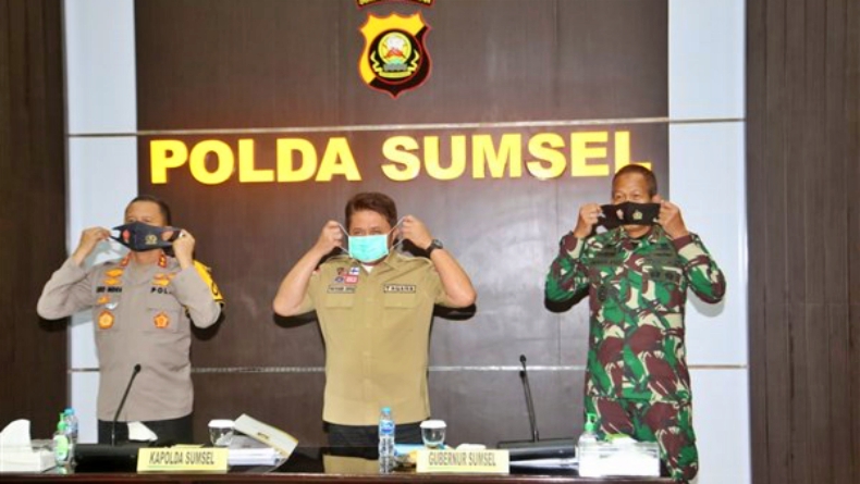 Herman Deru-1 Gubernur Sumsel Herman Deru (tengah), Kapolda Sumsel Irjen Pol Eko Indra Heri (kiri) dan Panglima Kodam (Pangdam) II/Sriwijaya Mayjen TNI Agus Suhardi (kanan) (Dokumen Humas Pemprov Sumsel)