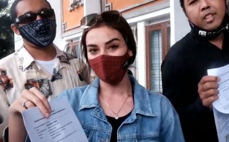 Nora Alexandra Jerinx Istri Jerinx, Nora Alexandra mendatangi Pengadilan Negeri Denpasar untuk mengajukan penangguhan penahanan, Rabu (9/9/2020). (iNews.id/Indira Arri)