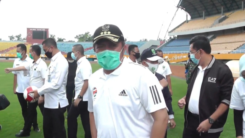Gubernur Sumatera Selatan herman Deru saat cek kesiapan Stadion Jakabaring untuk Piala Dunia U-20 (Bambang Irawan/iNews)