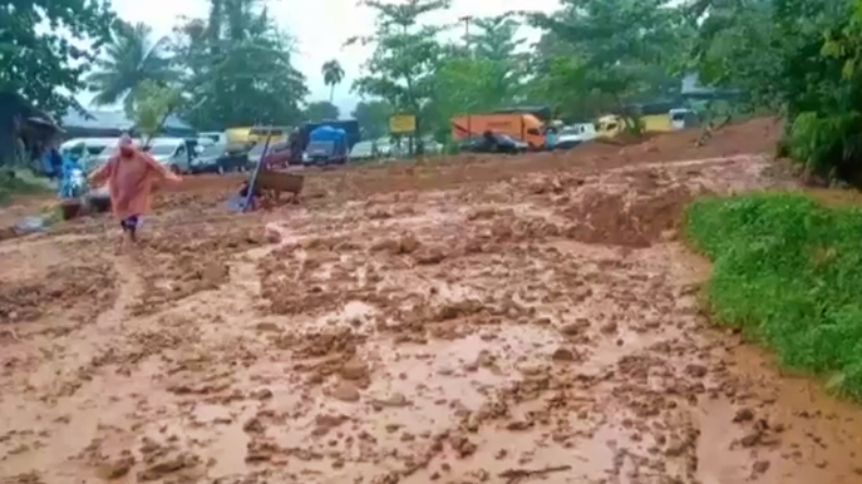 Tanah longsor yang tutup jalur Padang-Bengkulu (Budi Sunandar/iNews)