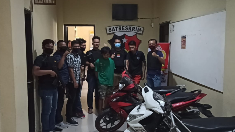 Begal-1 Tim Singo Ogan Reskrim Polres OKU usai mengamankan tiga pelaku begal sadis di Mapolres OKU (Widori Agustino/iNews)