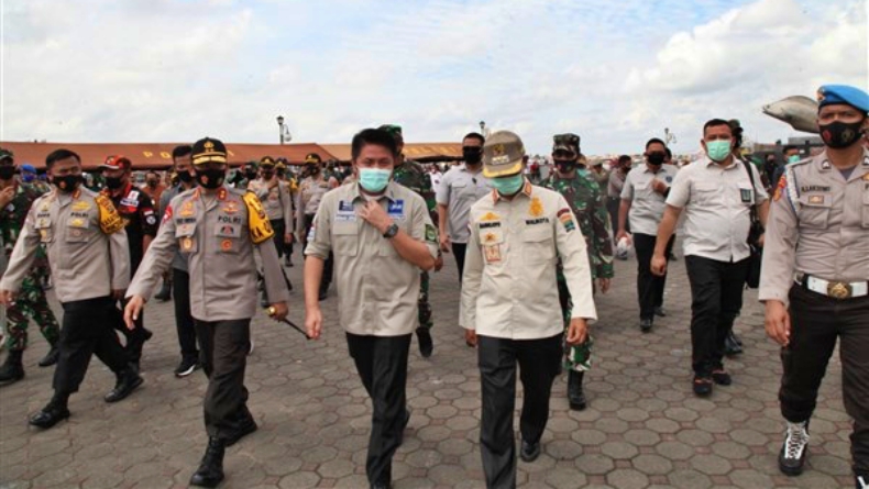 Gubernur Sumatera Selatan Herman Deru Hadiri Pembagian 34 Juta Masker Serentak di Indonesia (Humas Pemprov Sumsel)
