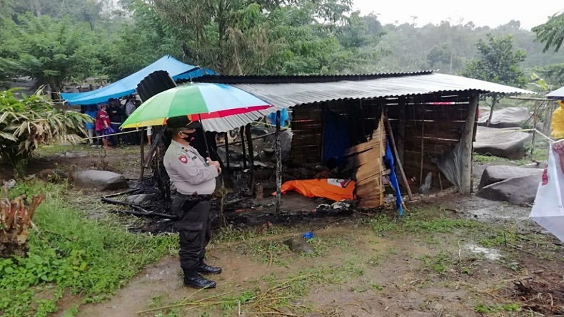 Mayat di deliserdang Sesosok mayat pria tua di temukan tewas terbakar di sebuah gubuk di Desa Simempar, Deliserdang. (Foto: istimewa)