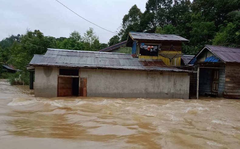 Banjir menerjang Melawi Banjir di Kabupaten Melawi menyebabkan 300 warga mengungsi ke masjid, Senin (14/9/2020). (iNews.id/Faisal Abubakar)