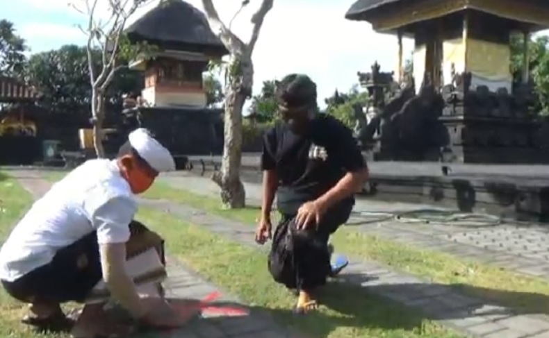 Pura di Bali dipasang marka jaga jarak Pura di Bali dipasang marka jaga jarak jelang perayaan Galungan. (iNews.id/Bagus Alit)
