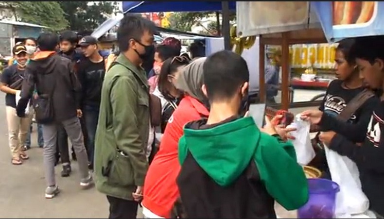 Pembeli antre panjang di depan warung Odading Mang Oleh setelah viral. (Foto iNews/Ervan David).