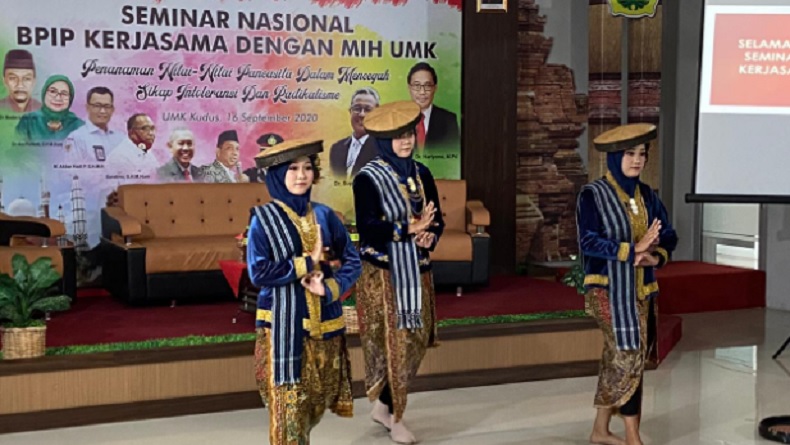 Kesenian Pembukaan seminar nasional di Universitas Muria Kudus (UMK) bertajuk, Penanaman Nilai-nilai Pancasila Mencegah Sikap Intoleransi dan Paham Radikalisme pada Generasi Milinial di Gedung J UMK, Jawa Tengah, Rabu (16/9/2020). (Foto: BPIP).