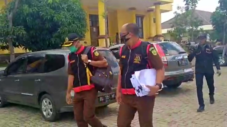 PUPR Ogan Ilir-1 Penyidik Kejati Sumsel geledah kantor PUPR di Ogan Ilir Sumsel (Fitriadi/iNews)