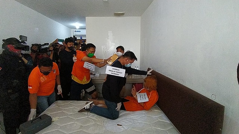 Reka adegan saat pelaku membunuh korban Reka adegan saat pelaku membunuh korban. (Foto: Istimewa).