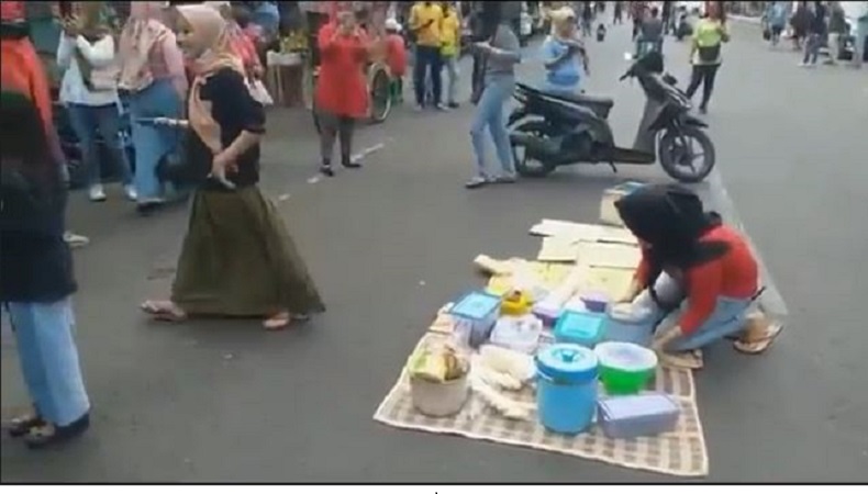 Warga Bandung, Jawa Barat memanfaatkan ruas jalan yang dibuka tutup untuk makan bersama. (Foto tangkapan layar).