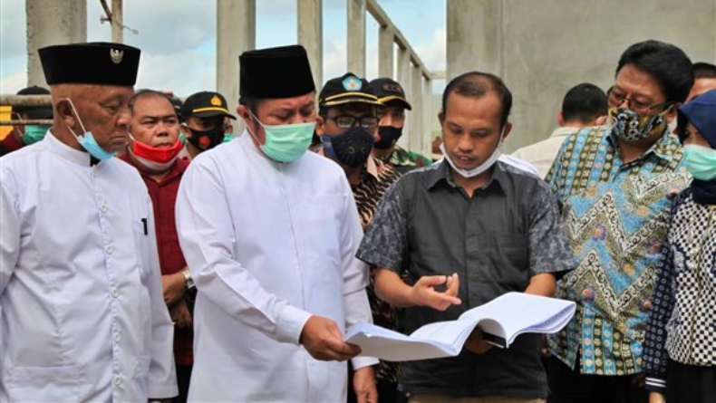 Gubernur Sumatera Selatan Herman Deru meninjau pembangunan SMK Negeri Batumarta (Humas Pemprov Sumsel)