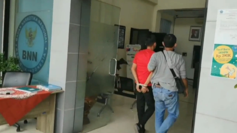 BNN-2 BNN RI gerebek tempat laundry dan amankan anggota DPRD Kota Palembang, Sumsel (Guntur/iNews)