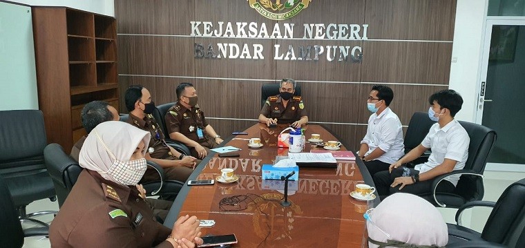 Kejari Lampung Kasus Syek Ali Jaber Ist penyidik Polresta Bandar Lampung melakukan pelimpahan tahap pertama yakni berkas penyidikan kasus penusukan terhadap Syekh Ali Jaber ke Kejaksaan Negeri (Kejari) Bandar Lampung, Senin (21/9/2020). (Foto; ist).