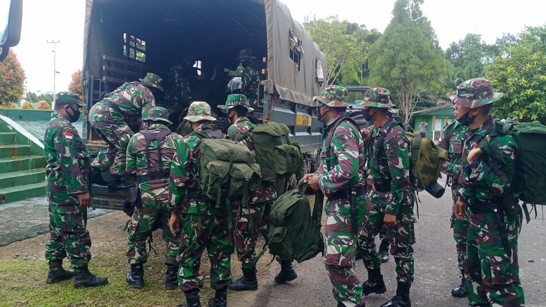 Para personel Kodim 1711/BVD Para personel Kodim 1711/BVD yang tergabung dalam Satgas TMMD Ke-109 diberangkatkan ke wilayah perbatasan RI-PNG, Senin (21/9/2020). (Foto: Puspen TNI)