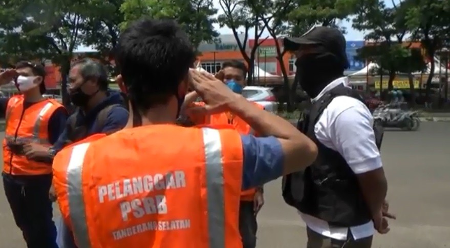 Pelanggar PSBB Tangsel Ist Tangkapan layar pelanggar protokol kesehatan virus corona (Covid-19) di Tangsel yang dikenakan sanksi sosial berupa hormat, Selasa (22/9/2020).