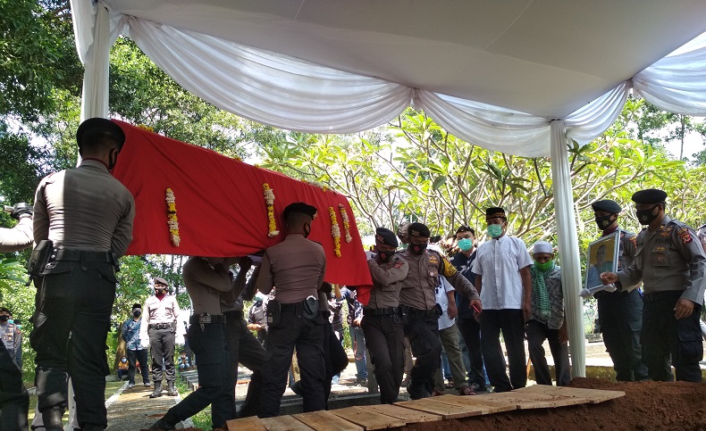 Jenazah suami Bupati Bogor dikuburkan oleh jajaran Polres Bogor, Kamis (24/9/2020) (Foto: Sindo/Antara)