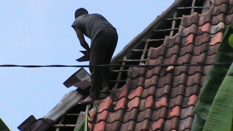 rumah Rumah warga Prabumulih rusak diterjang angin puting beliung (Berrie Brima/iNews)