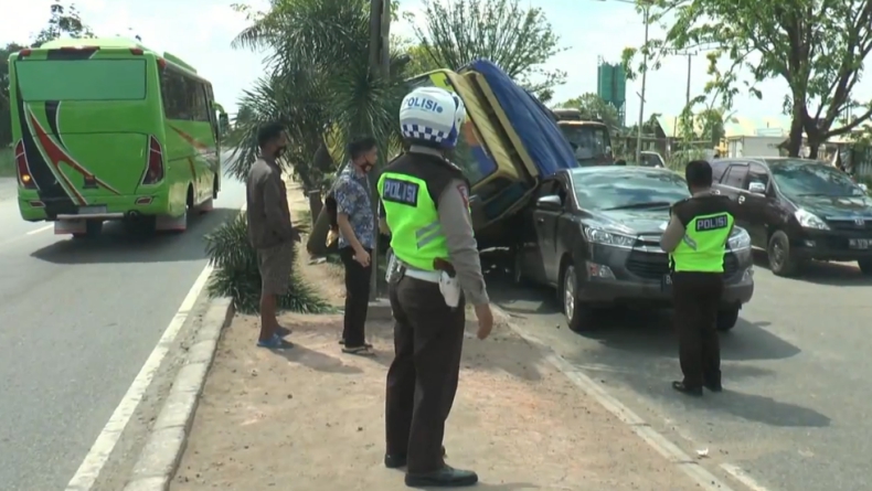 Truk vs mobil innova Kecelakaan truk di Palembang timpa Toyota Innova (Firadus/iNews)