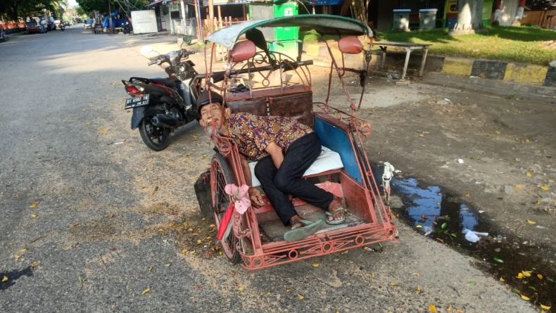 Tukang becak Tukang becak meninggal di atas becaknya di Kolaka, Sultra (Asdar Lantoro/iNews)