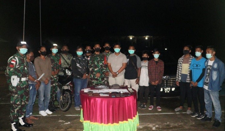 Satgas Pamtas Yonif 642/Kapuas menangkap 4 TKI ilegal saat akan masuk Malaysia, di Pos Kotis Gabma Entikong, Sanggau, Jumat (25/9/2020). (Foto: ist)