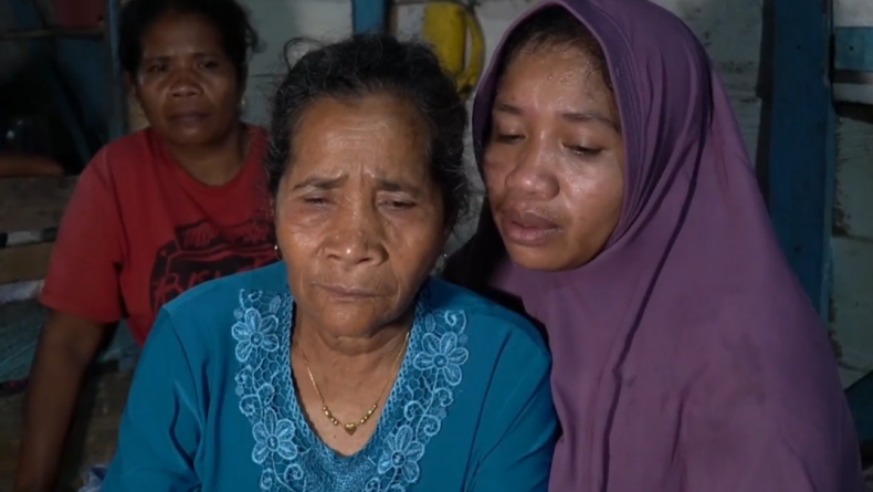 Keluarga WNI Keluarga WNI asal Buton yang tewas saat disandera Abu Sayyaf (Andhy Eba/iNews)