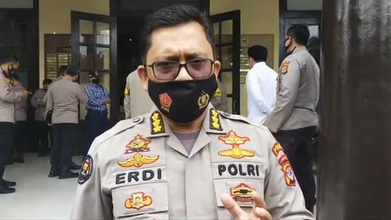 Kabid Humas Polda Jabar Kombes Pol Erdi A Chaniago Kabid Humas Polda Jabar Kombes Pol Erdi A Chaniago memberikan keterangan kepada wartawan di Mapolrestabes Bandung, Rabu (10/7/2020).(Foto: iNews/Mujib Prayitno)