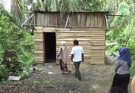 15- rumah rangga Warga mendatangi rumah kelurag Rangga, bocah SD yang tewas dibunuh saat menolong ibunya yang akan diperkosa di Aceh Timur. (Foto: iNews/Muhammad Maulidin)