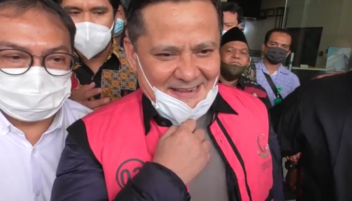 Tangkapan layar senyuman Irjen Pol Napoleon Bonaparte saat mengenakan rompi tahanan Kejaksaan Negeri Jakarta Selatan, Jumat (16/10/2020).
