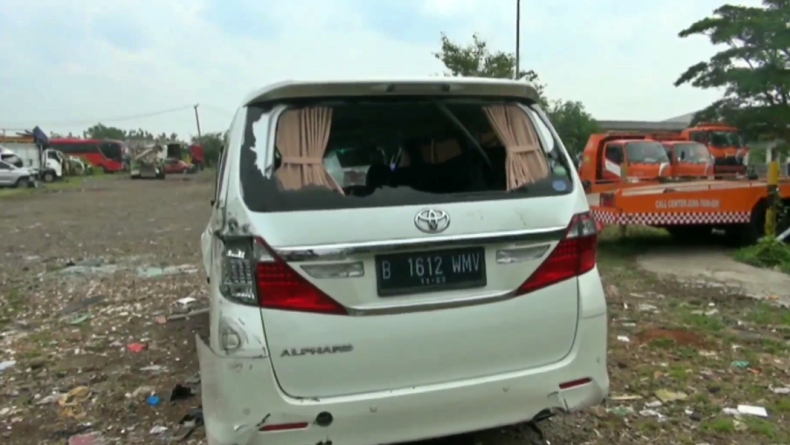 Kondisi mobil Alphard Putih yang ditumpangi putra sulung Amien Rais, Hanafi Rais (Yudy Heryawan Juanda/iNews)