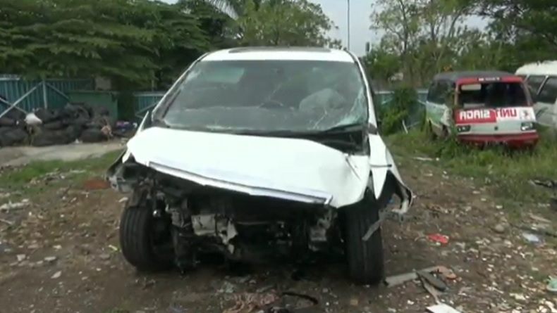 Kondisi mobil Toyota Alphard yang ditumpangi Hanafi Rais, hancur pada bagian depan. Hanafi dan sopirnya kini dirawat di RS Thamrin, Purwakarta, Jawa Barat, Minggu (18/10/2020). (Foto: iNews/Yudy Juanda).