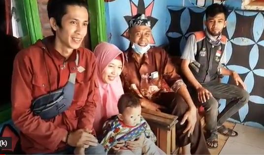 19- saudara kembar Treni Mustika bersama orang tuanya tampak bahagia setelah bertemu dengan saudara kembarnya Treni. (Foto: iNews/Asep Juhariyono)