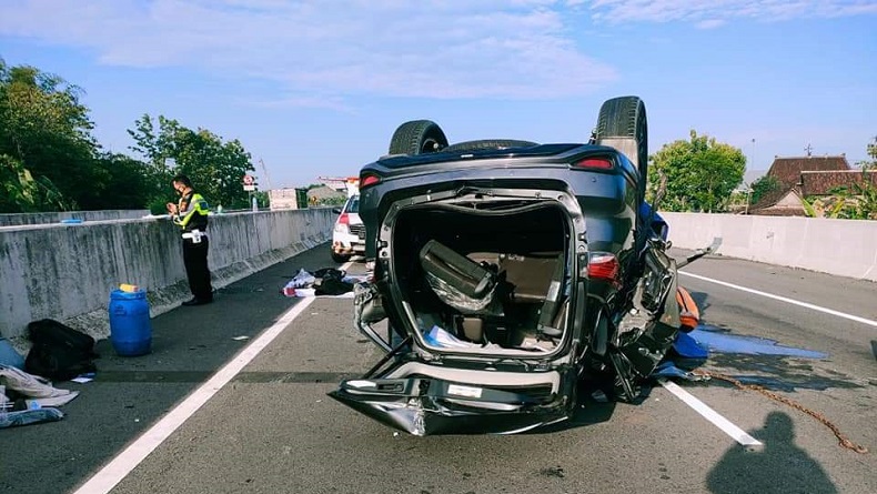 Mobil yang ditumpangi Wakil Ketua DPRD pekalongan Mobil yang ditumpangi Wakil Ketua DPRD Kabupaten Pekalongan Nunung Sugiantoro ringsek akibat kecelakaan tunggal di Jalan Tol Solo-Ngawi, Selasa (20/10/2020). (Foto: iNews/Suryono Sukarno)