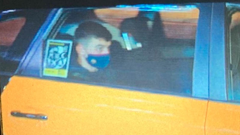 Pemain muda Barcelona Pedri Gonzalez pulang dari Camp Nou menggunakan taksi, Rabu (21/10/2020) dini hari WIB. (Foto: ESPN)