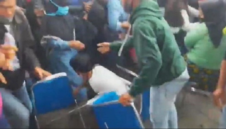ricuh Ratusan warga Kota Tasikmalaya, Jawa Barat ricuh karena berdesakan untuk mendapatkan nomor antrean pencairan bantuan presiden usaha mikro (BPUM). (Foto iNews/Asep Juhariyono).